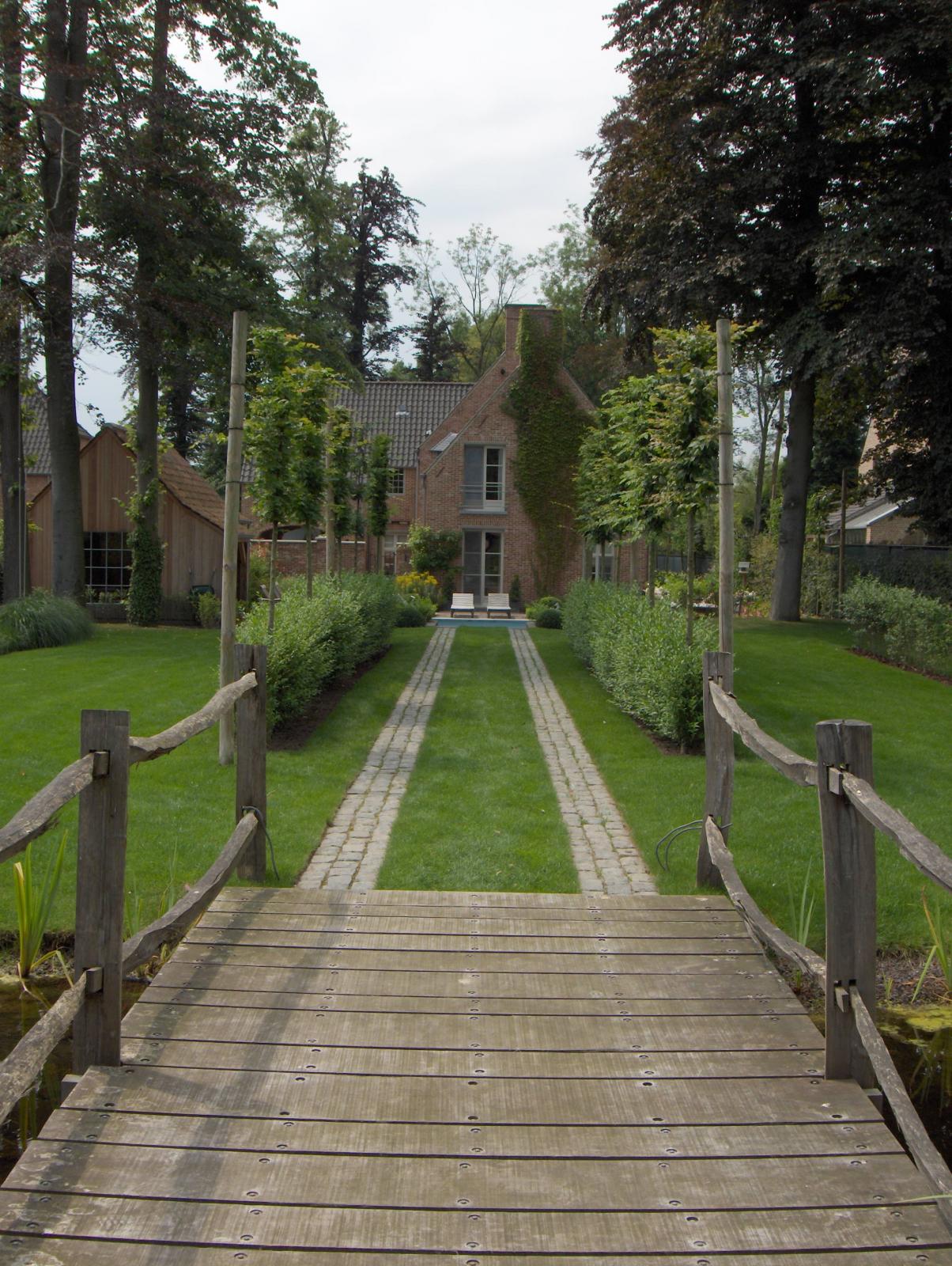 Villatuin met zwembad te Schilde
